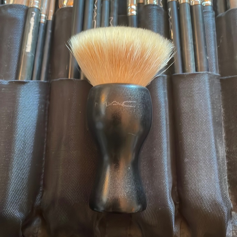 MAC 180 kabuki brush discontinued great condition